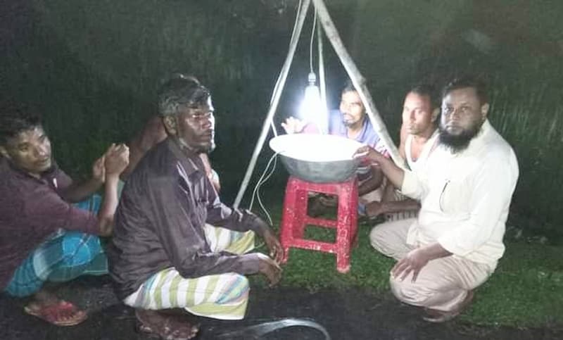 ভূরুঙ্গামারীতে আলোক ফাঁদ ব্যবহারে আগ্রহ বাড়ছে কৃষকদের