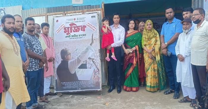 ঘোড়াঘাটে চলচ্চিত্র 'মুজিব' দেখতে সিমেনা হলে উৎসবমুখর পরিবেশ