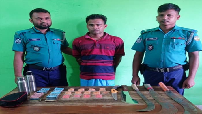 বরিশালে ইয়াবা ও দেশীয় অস্ত্রসহ ইউপি সদস্য রাসেল আটক