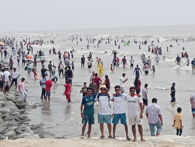পূজার ছুটিতে কুয়াকাটা সৈকতে লক্ষাধিক পর্যটকের ঢল