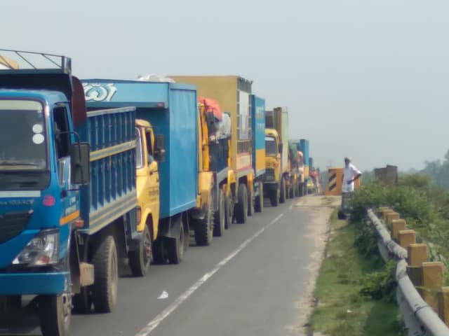 বঙ্গবন্ধু সেতুর উভয় পাশে ৫০ কিলোমিটার যানজট