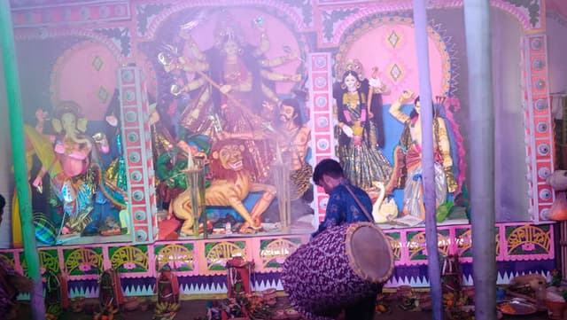 গোয়ালন্দে দূর্গাপুজার মহানবমীর মধ্য দিয়ে মন্ডপে বিদায়ী ঘন্টা