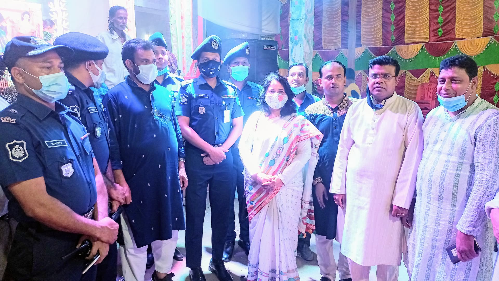 গোয়ালন্দে পূজা মন্ডপ পরিদর্শনে ডিসি ও এসপি