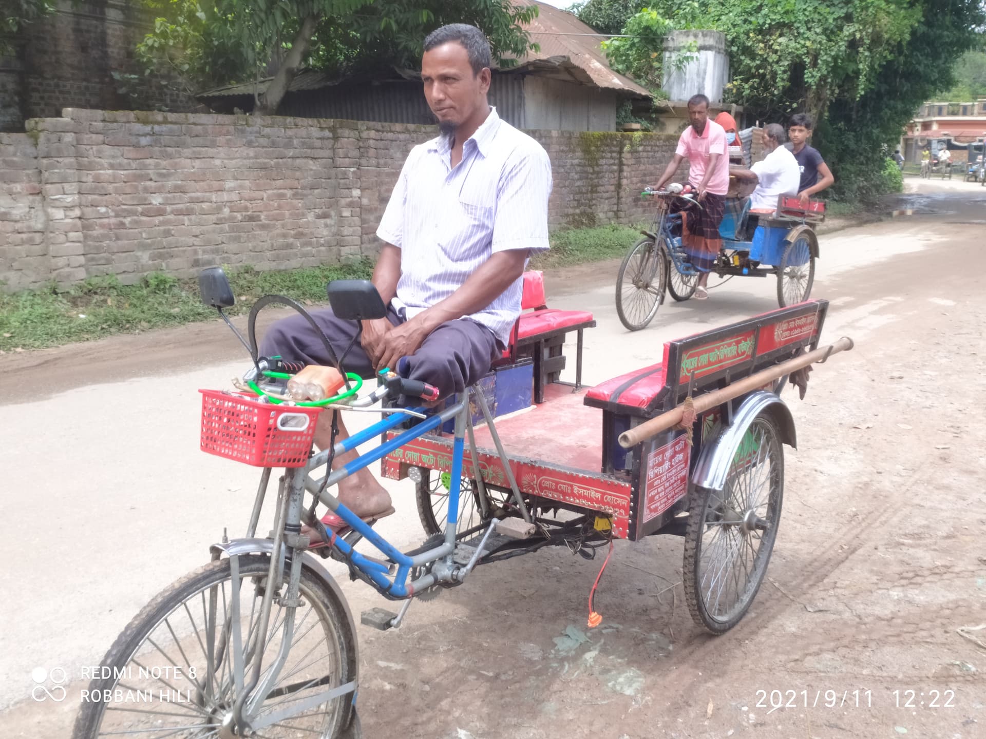 এক পা দিয়ে ভ্যানের চাকায় চলছে রবিউলের সংসার