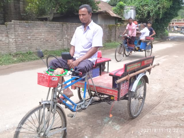 এক পা দিয়ে ভ্যানের চাকায় চলছে রবিউলের সংসার