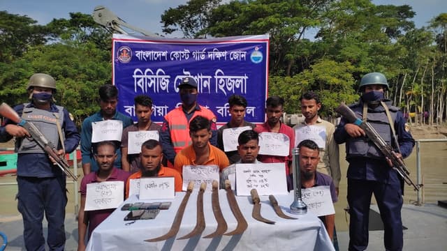 হিজলায় দেশীয় অস্ত্রসহ ১০ ডাকাত সদস্য আটক