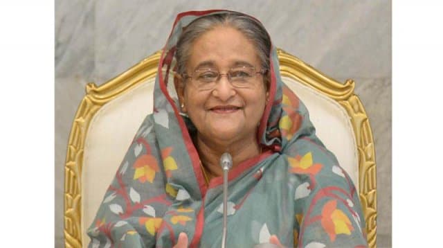 সনাতন ধর্মাবলম্বীদের সঙ্গে শুভেচ্ছা বিনিময় করছেন প্রধানমন্ত্রী
