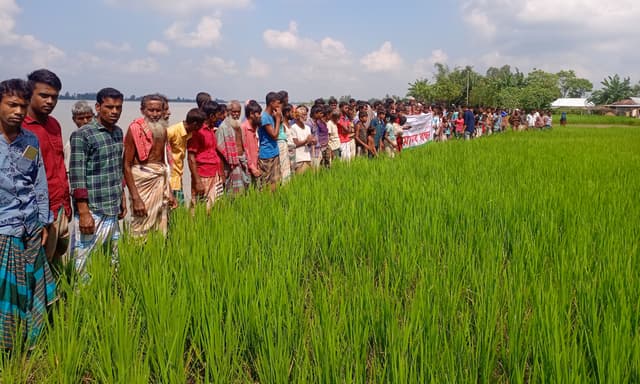 ভূরুঙ্গামারীতে দুধকুমার নদের ভাঙন প্রতিরোধের দাবিতে মানববন্ধন