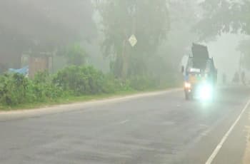 শরৎকালে ঘন কুয়াশা পঞ্চগড়ে, জানান দিচ্ছে শীতের আগমন