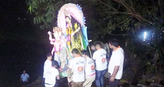 গোয়ালন্দে বিসর্জনে দূর্গাপুজায় দেবীর বিদায়