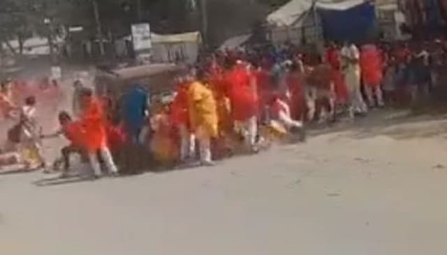 ভারতে দসেরার মিছিলে গাঁজাবাহী গাড়ি চাপায় বহু হতাহত (ভিডিও)
