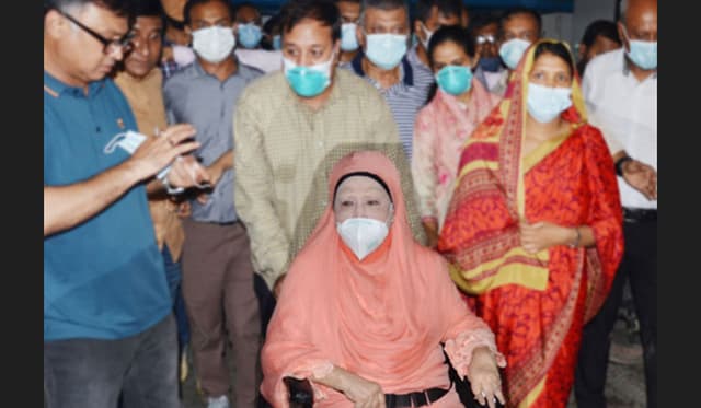 অল্প খাচ্ছেন খালেদা জিয়া, আছে জ্বর