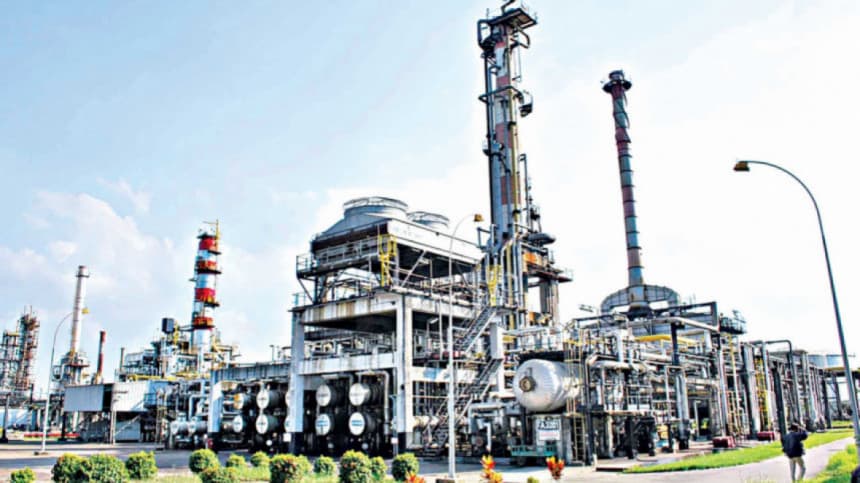 চট্টগ্রামে ইস্টার্ন রিফাইনারিতে অগ্নিকাণ্ড, নিয়ন্ত্রণে ৮ ইউনিট