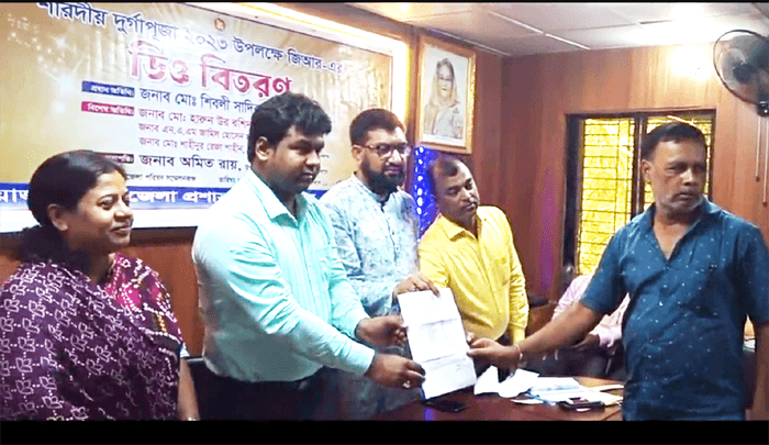 দুর্গাপুজা উপলক্ষে হিলিতে সনাতন ধর্মামম্বলীদের মাঝে সরকারি অনুদান বিতরণ