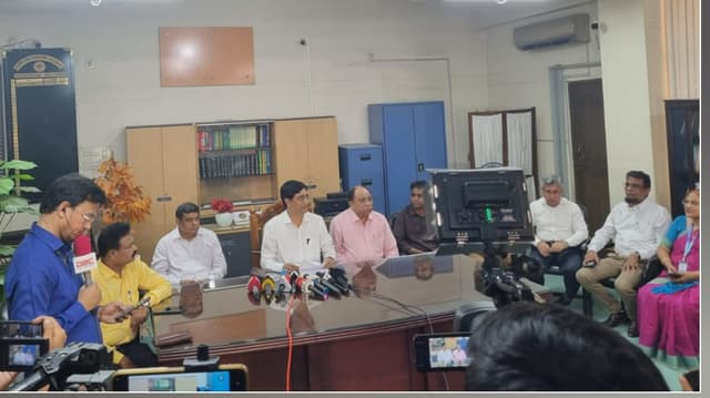 রাজশাহী শিক্ষা বোর্ডে বেড়েছে পাসের হার ও জিপিএ-৫, এগিয়ে মেয়েরা