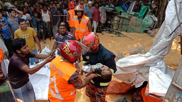 মিরসরাইয়ে সড়ক দুর্ঘটনায় একই পরিবারের ৪ জন নিহত