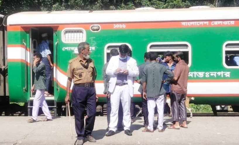 বিনা টিকিটে ট্রেনে ভ্রমণ; ৩২৮ জনকে জরিমানা