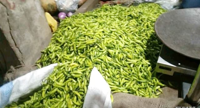 হিলিতে কাঁচা মরিচের কেজি ৬০ টাকা