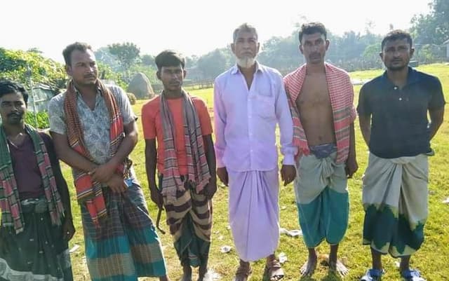 গোয়ালন্দে মা ইলিশ শিকারে ৬ জেলের জরিমানা