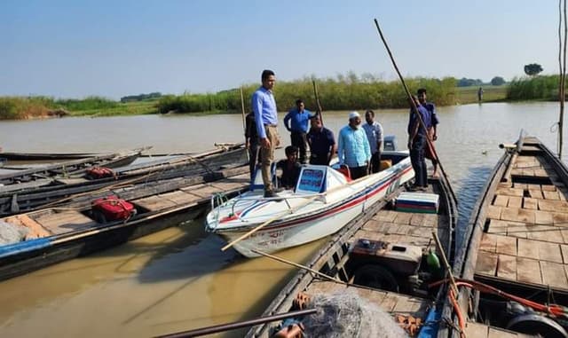 পদ্মায় থেমে নেই ইলিশ শিকার