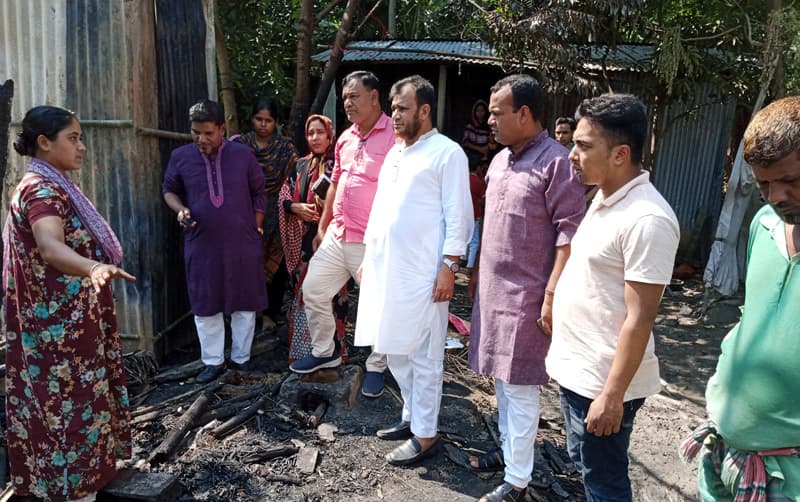 আগুনে পোড়া সেই পরিবারের পাশে সহায়তা নিয়ে মোস্তফা মুন্সী