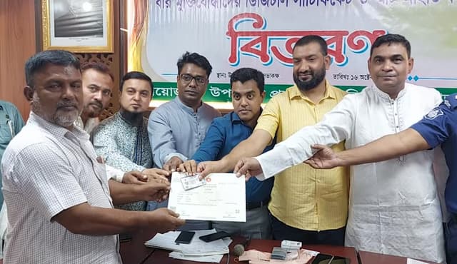 হাকিমপুরে বীর মুক্তিযোদ্ধাদের মাঝে ডিজিটাল সার্টিফিকেট ও স্মার্টকার্ড বিতরণ