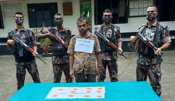 মহেশপুর সীমান্ত থেকে ইয়াবাসহ মাদক ব্যবসায়ী আটক