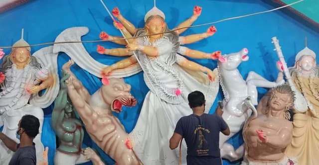 শারদীয় দূর্গা পূজা উপলক্ষে ‌রাজাপুরে মন্ডবগুলোতে শেষ মুহূর্তের প্রস্তুতি