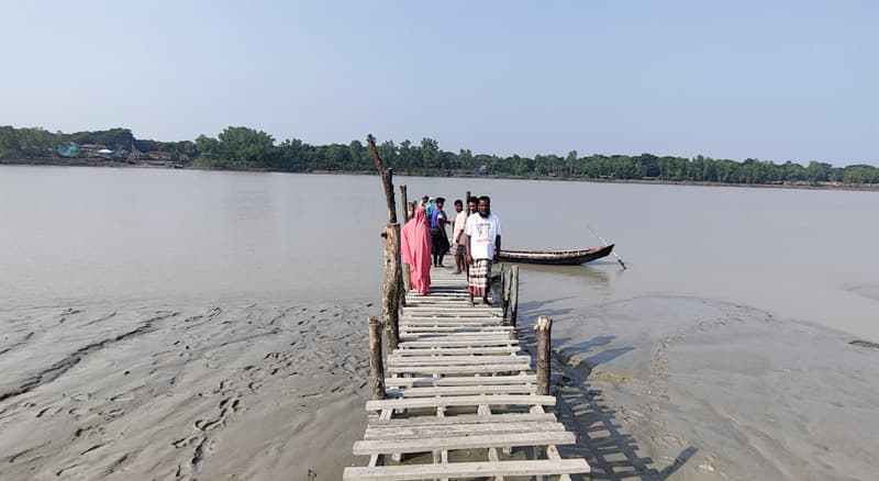 ইউপি সদস্যের বিরুদ্ধে চাঁদা দাবির অভিযোগ, বন্ধ খেয়া পারাপার