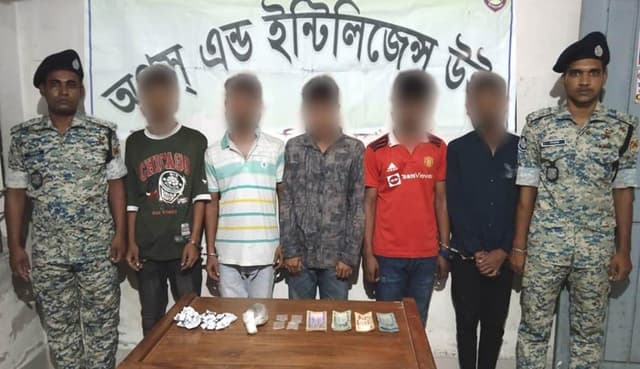 রাজাপুরে ইয়াবা ও গাঁজা সহ ৫ যুবক আটক