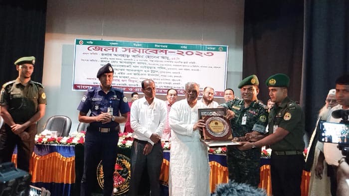 আনসার সদস্যদের কাছে নৌকায় ভোট চাইলেন আমু