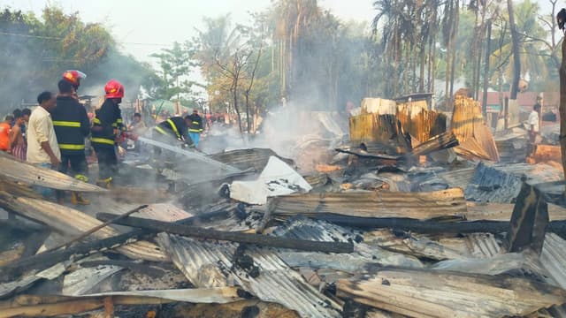 টেকনাফে আগুনে ১১টি বাড়ি পুড়ে গেছে, ৪০ লাখ টাকার ক্ষতি
