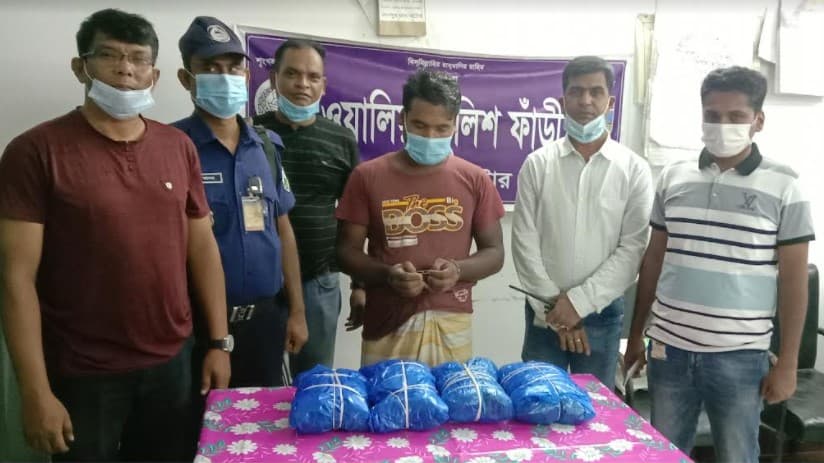 লালপুরে ৪ কেজি গাঁজাসহ যুবক আটক