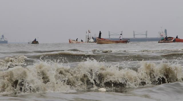 সাগর উত্তাল, বন্দরে ৩ নম্বর সতর্ক সংকেত