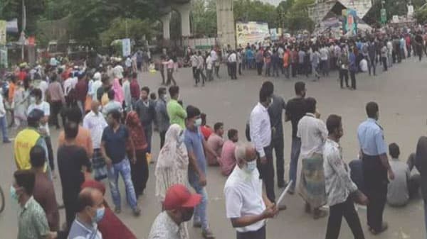 রাজধানীর শাহবাগ মোড় সড়ক অবরোধ