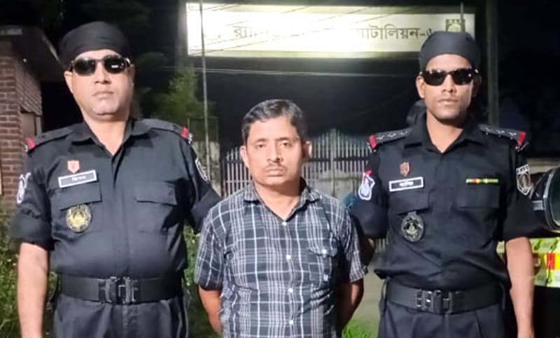 চেতনানাশক ওষুধ নাকে ধরে ইজিবাইক ছিনতাই, গ্রেফতার ১