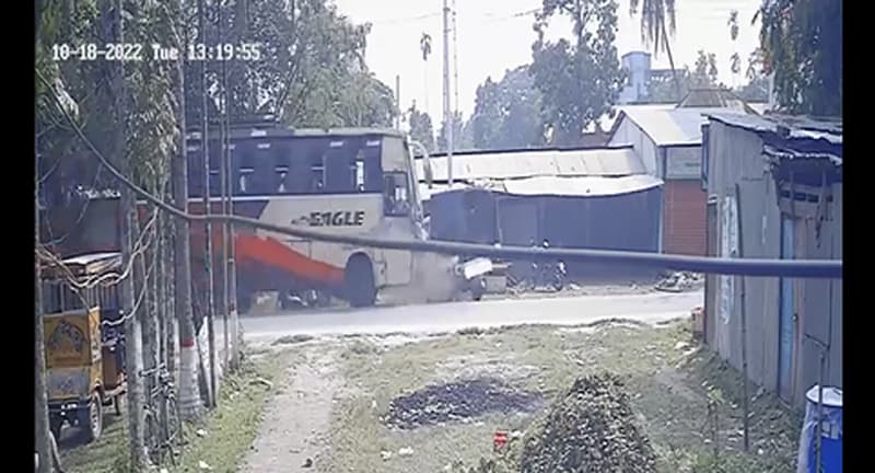 বরিশালে পুলিশের টহল গাড়িতে যাত্রীবাহী বাসের ধাক্কা, আহত ৩