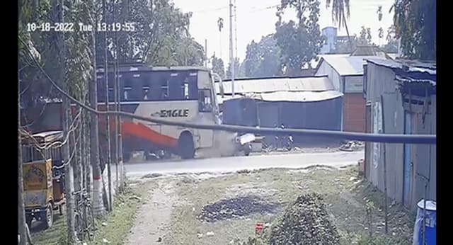 বরিশালে পুলিশের টহল গাড়িতে যাত্রীবাহী বাসের ধাক্কা, আহত ৩
