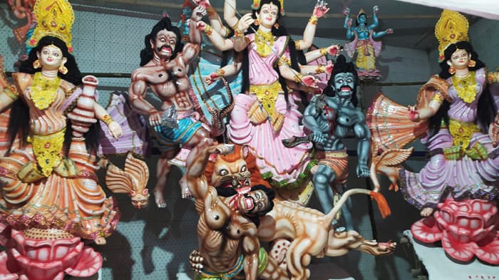 হিলিতে শেষ মুহূর্তে পূজা মন্ডপগুলোতে চলছে সাজসজ্জার কাজ
