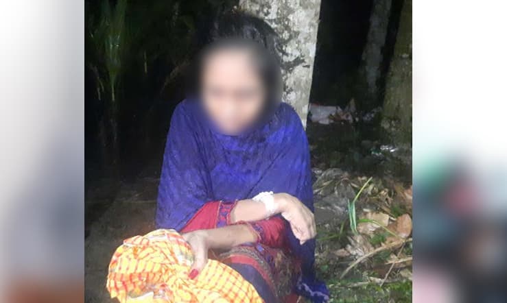 বিয়ের দাবীতে প্রেমিকের বাড়িতে তরুণী