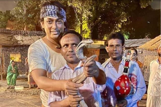 এফডিসিতে সাপের খেলা দেখাচ্ছেন জায়েদ