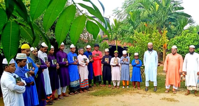 আত্রাইয়ে মাদ্রাসা শিক্ষার্থীদের মাঝে কোরআন শরীফ বিতরণ