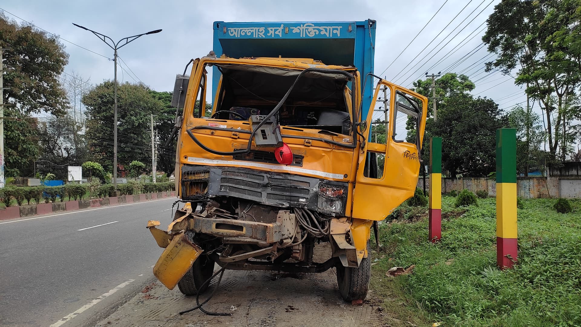 কাভার্ড ভ্যানচাপায় পত্রিকার হকারের মৃত্যু