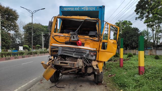 কাভার্ড ভ্যানচাপায় পত্রিকার হকারের মৃত্যু