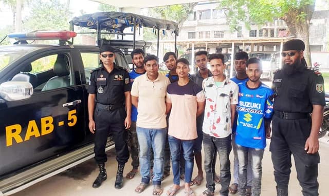 নওগাঁয় কোটি টাকা হাতিয়ে নেয়ার অভিযোগে গ্রেপ্তার ৮