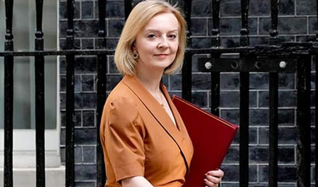 দায়িত্ব গ্রহণের ৪৪ দিন পর ব্রিটিশ প্রধানমন্ত্রীর পদত্যাগ