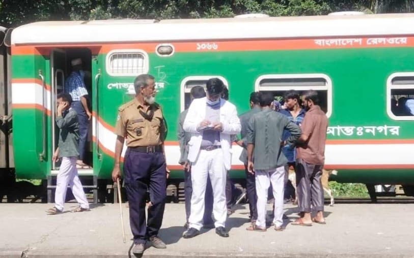 বিনা টিকিটে ট্রেন ভ্রমণ করায় ২১৫ জনকে জরিমানা
