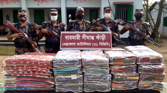 সীমান্তে  ২৫ লাখ টাকা মূল্যের ভারতীয় শাড়ী আটক