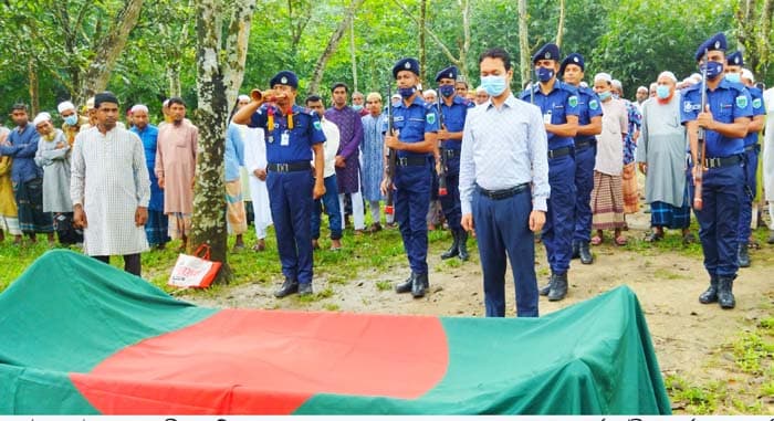 বীর মুক্তিযোদ্ধা আব্দুস সামাদকে রাষ্ট্রীয় মর্যাদায় দাফন