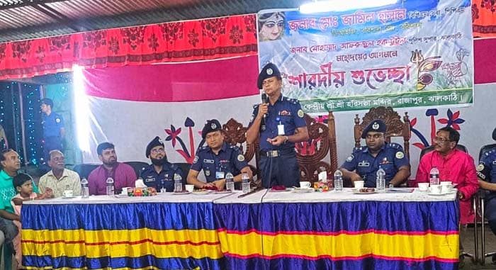 বরিশাল রেঞ্জ ডিআইজির রাজাপুরে পূজামণ্ডপ পরিদর্শন